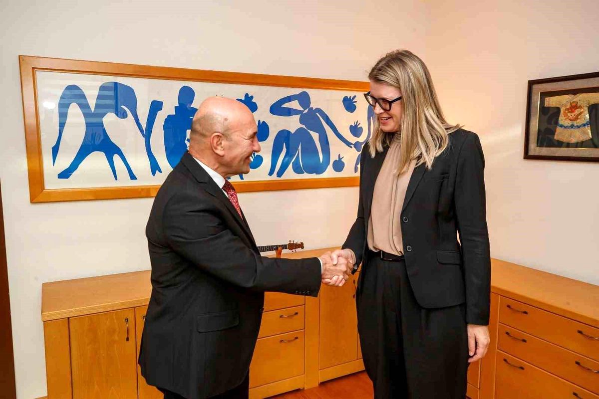 İzmir Büyükşehir Belediye Başkanı Tunç Soyer, İsveç İstanbul Başkonsolosu Johanna Strömquist\'i makamında ağırladı