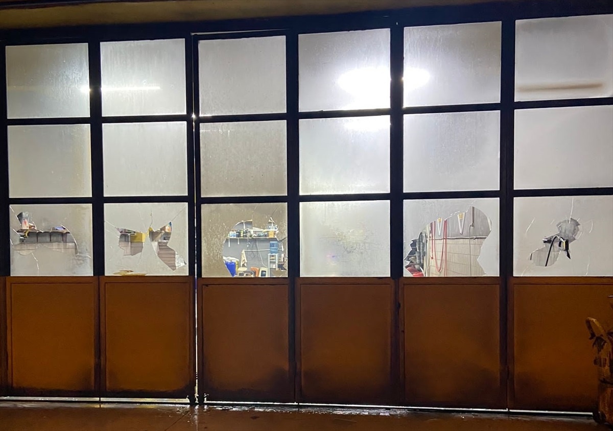 Burdur\'da alkollü kişi oğlunun iş yerini taşladıktan sonra otomobil çarpması sonucu yaralandı
