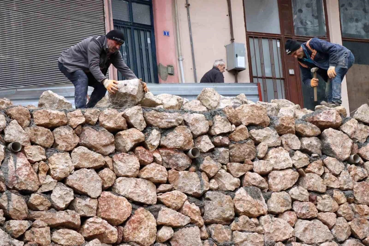 İzmit Belediyesi Bekirdere Mahallesi\'nde çöken istinat duvarını yeniden inşa etti