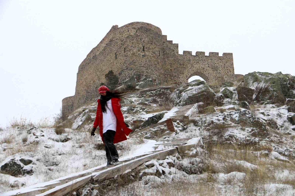 Gümüşhane\'de Karlı Kov Kalesi Doğa Yürüyüşü