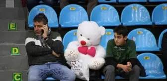 Edirne'de düzenlenen basketbol mücadelesinde taraftarlar depremzede çocuklar için kampanyaya destek verdi
