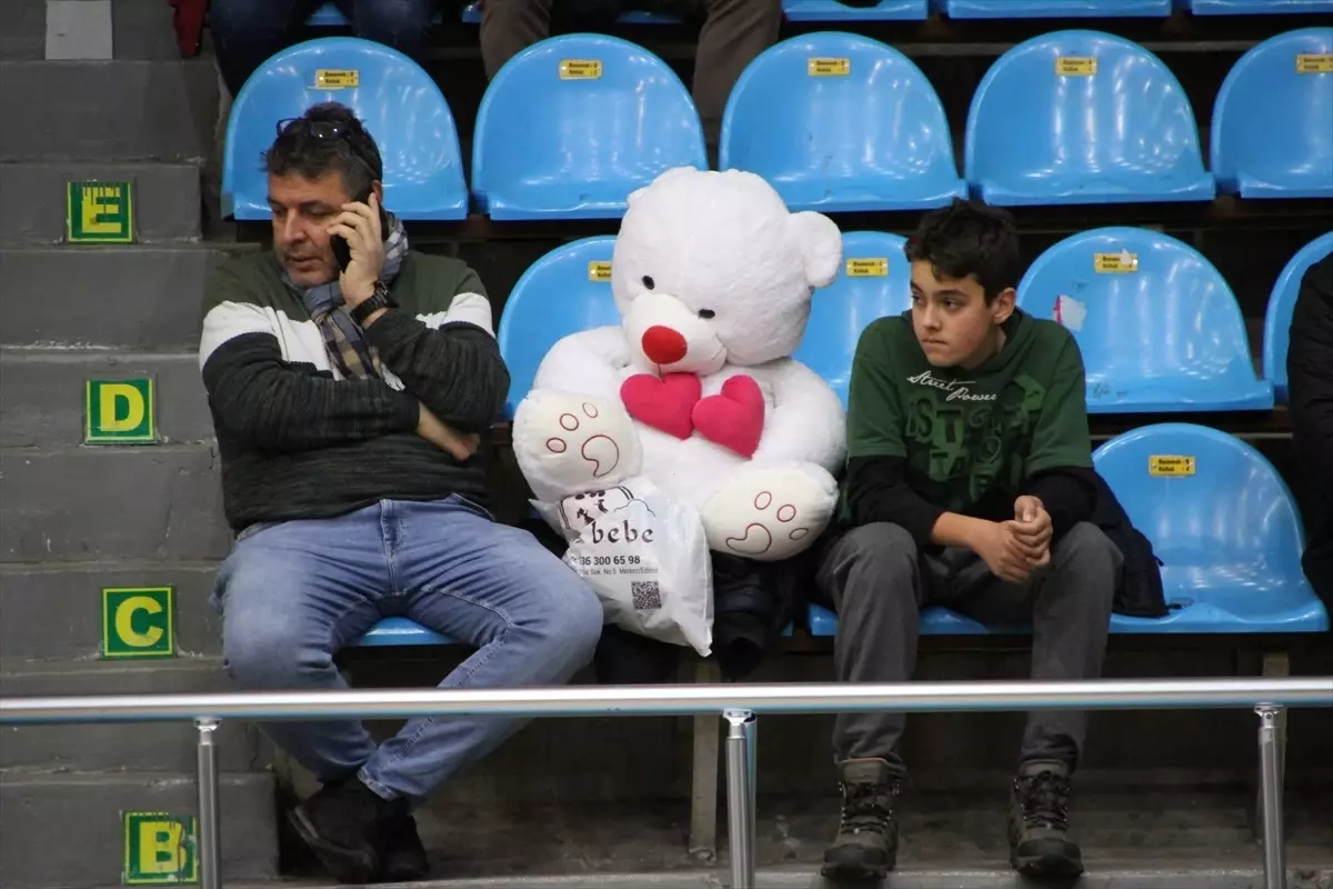 Edirne'de düzenlenen basketbol mücadelesinde taraftarlar depremzede çocuklar için kampanyaya destek verdi