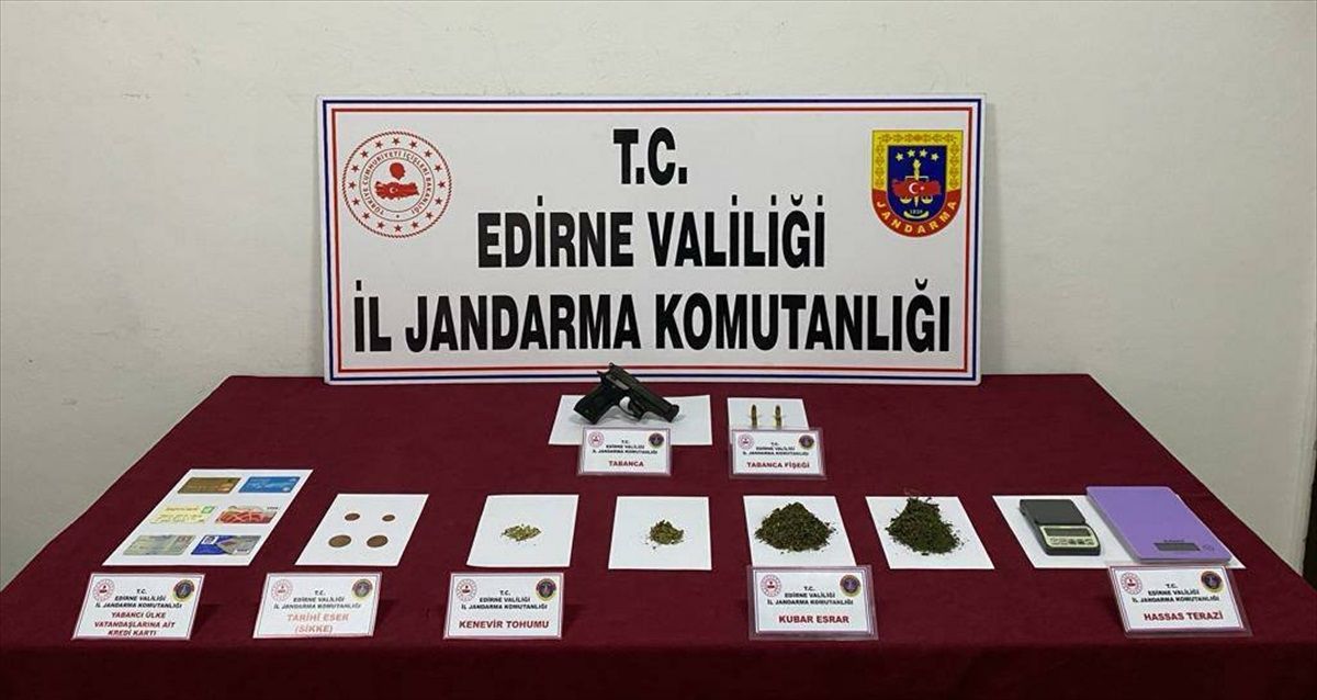 Edirne\'de Kaçakçılık Operasyonunda Uyuşturucu ve Tarihi Sikke Ele Geçirildi