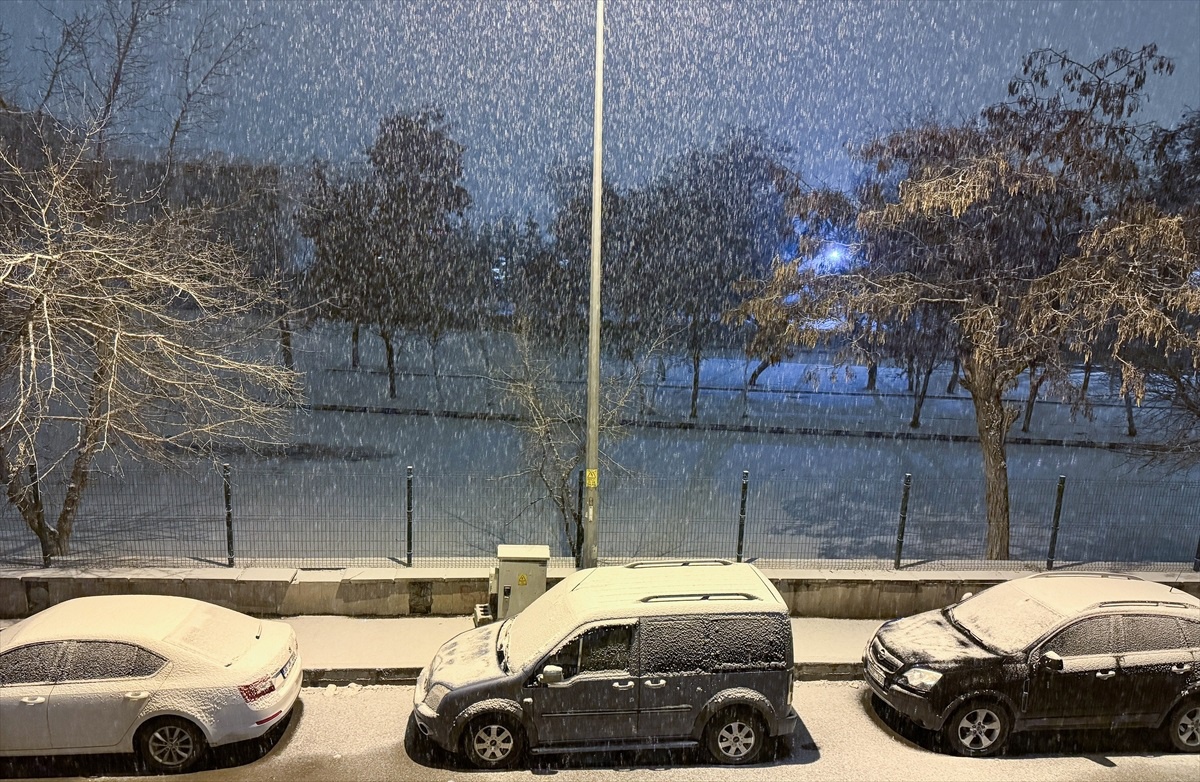 Erzurum\'da tır ile cipin çarpıştığı kaza nedeniyle ulaşım kapanıyor
