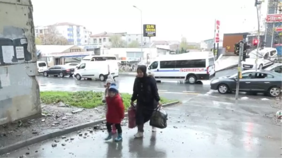 Esenyurt Balıkyolu Köprüsü\'nde Beton Parçaları Düşüyor