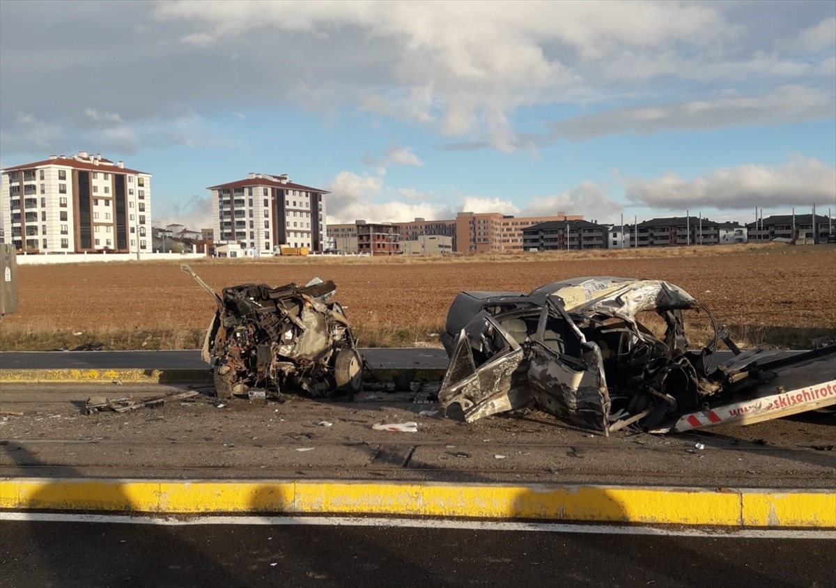Eskişehir\'de Otomobil Kazası: 1 Ölü, 3 Yaralı