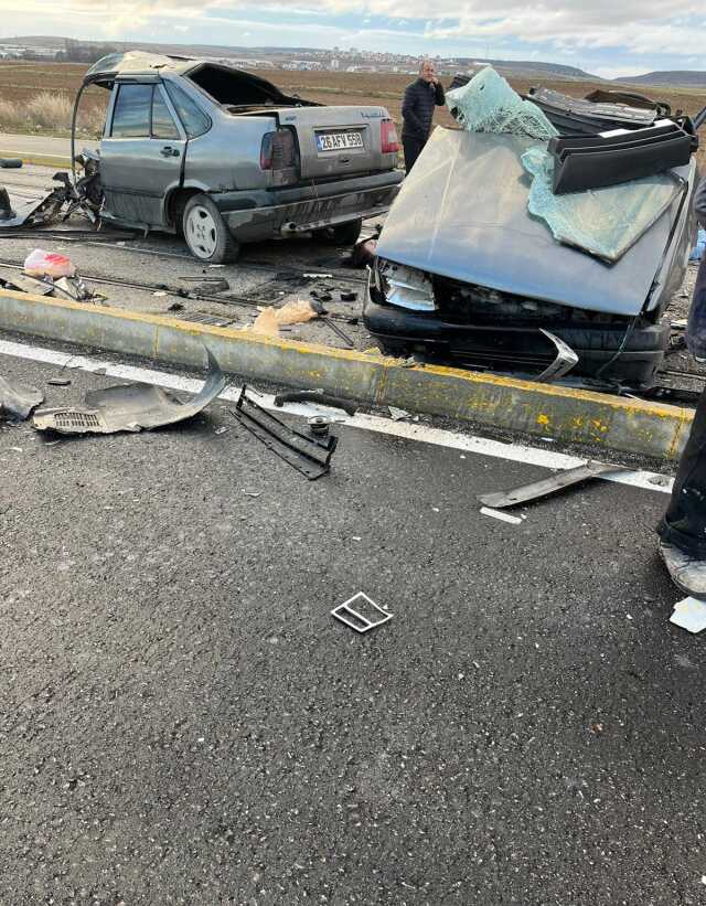 Eskişehir'de Otomobil Tramvay Direğine Çarptı: 1 Ölü, 3 Yaralı Eskişehir'de Otomobil Tramvay Direğine Çarptı: 1 Ölü, 3 Yaralı