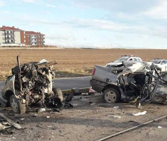 Eskişehir'de Otomobil Tramvay Direğine Çarptı: 1 Ölü, 3 Yaralı Eskişehir'de Otomobil Tramvay Direğine Çarptı: 1 Ölü, 3 Yaralı