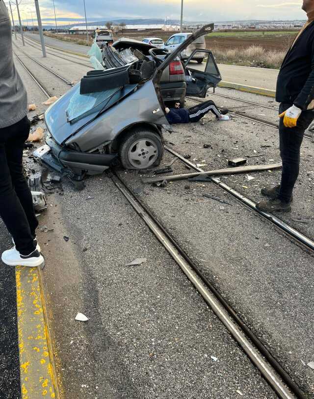 Eskişehir'de Otomobil Tramvay Direğine Çarptı: 1 Ölü, 3 Yaralı Eskişehir'de Otomobil Tramvay Direğine Çarptı: 1 Ölü, 3 Yaralı