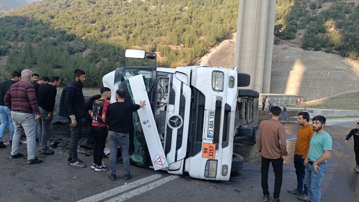 Gaziantep\'te asfalt yüklü tır devrildi, 2 kişi yaralandı