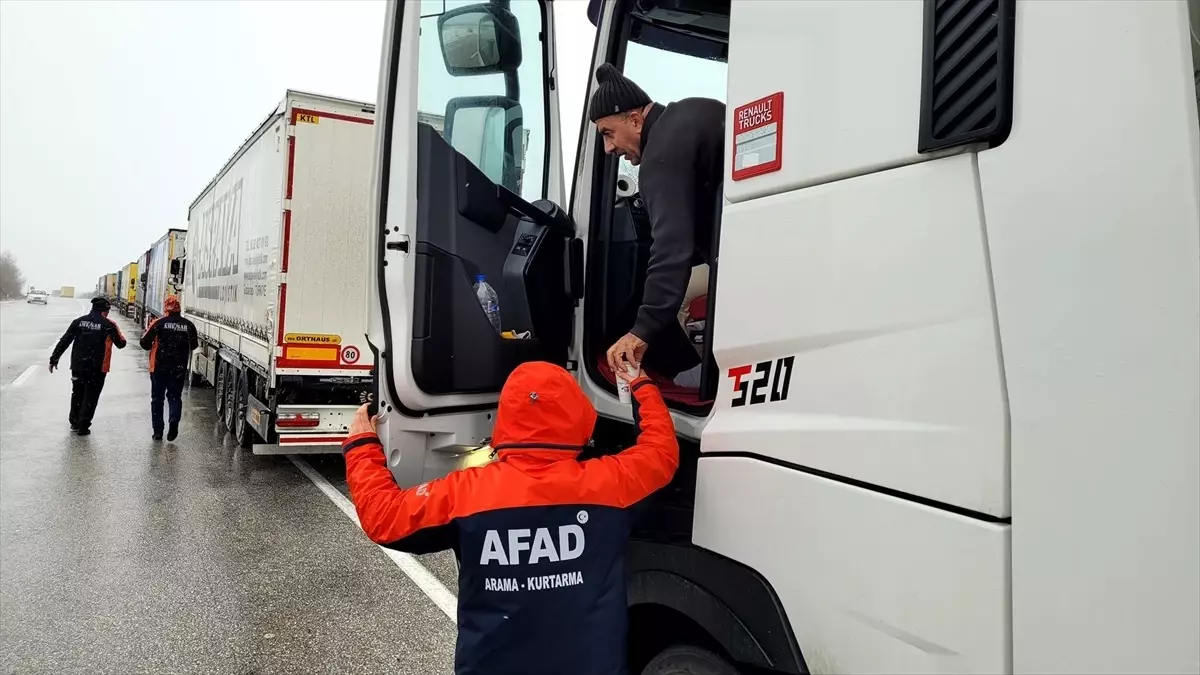 AFAD ve Kızılay, Hamzabeyli Sınır Kapısı\'nda tır sürücülerine yardım etti