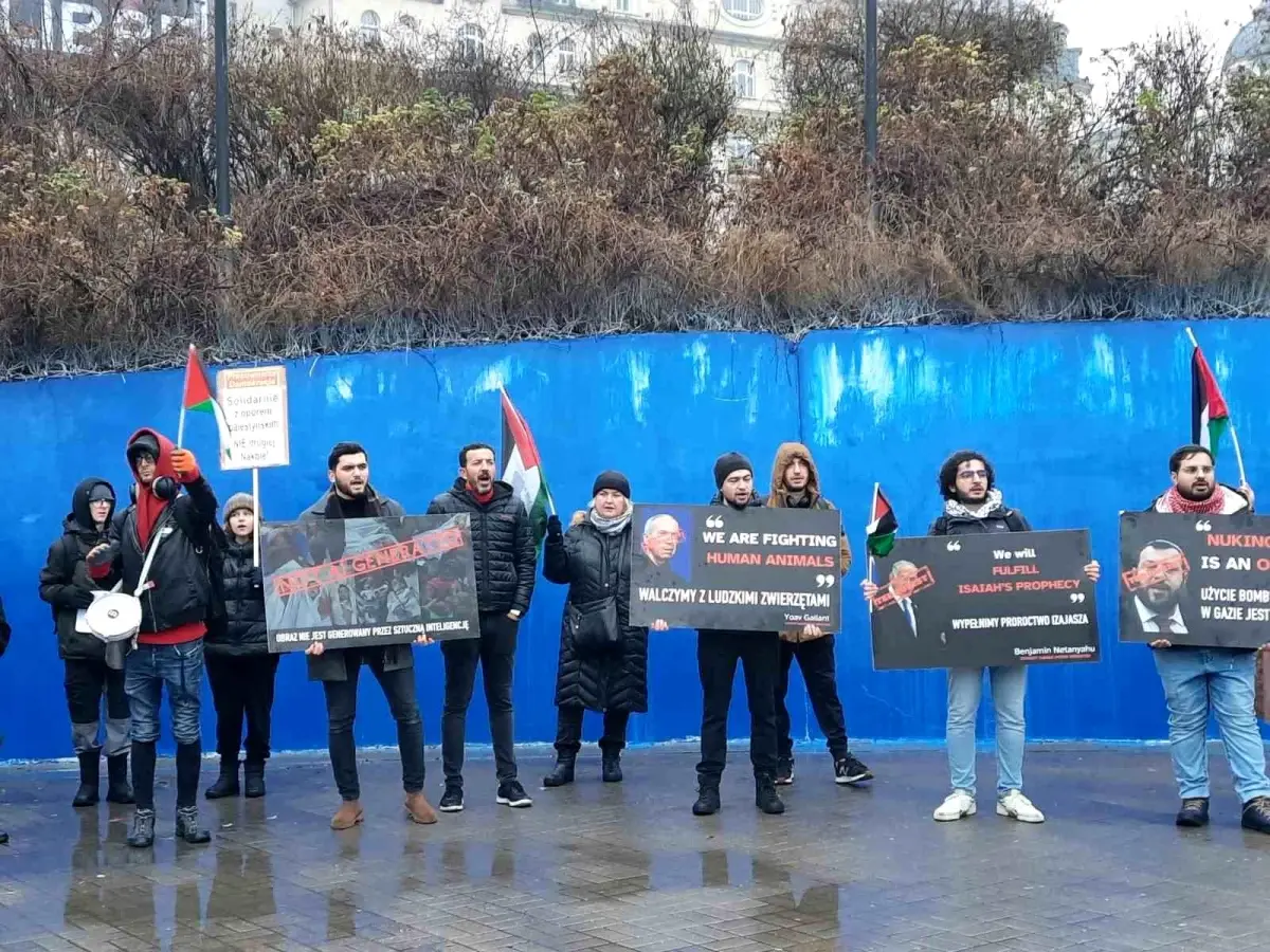 Varşova\'da İsrail\'in Gazze Şeridi\'ne yönelik saldırıları protesto edildi