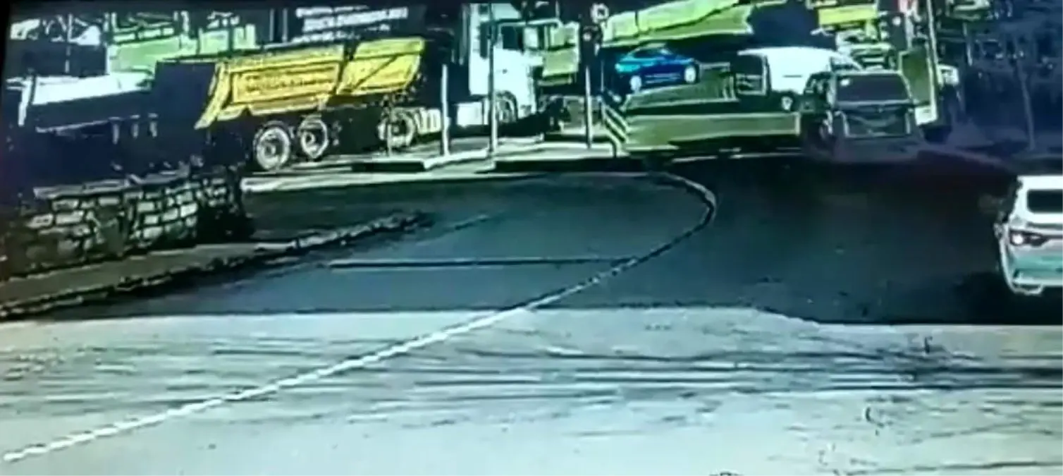 Kağıthane\'de hafriyat kamyonu motosikletli kuryeye çarptı