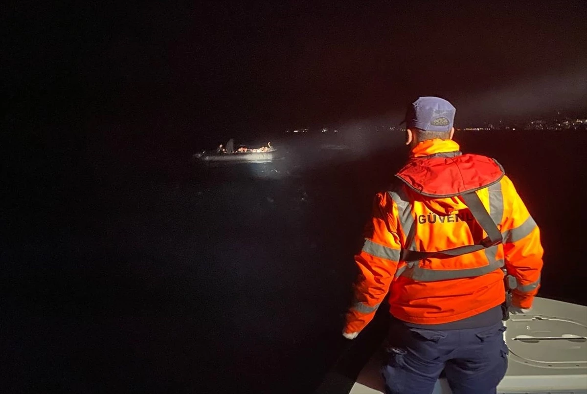 İzmir açıklarında motor arızası nedeniyle botları sürüklenen 24 düzensiz göçmen kurtarıldı