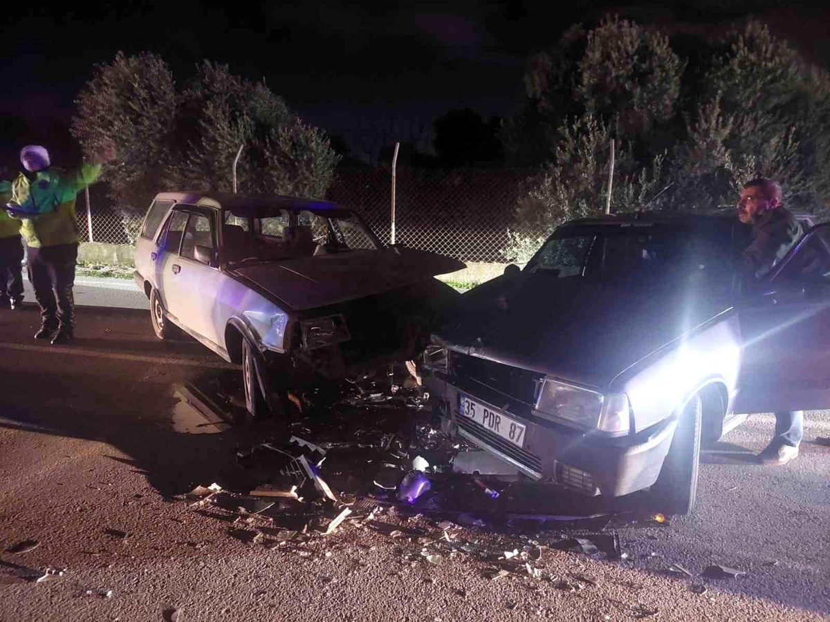 İzmir\'de kafa kafaya çarpışan araçlarda 3 kişi yaralandı