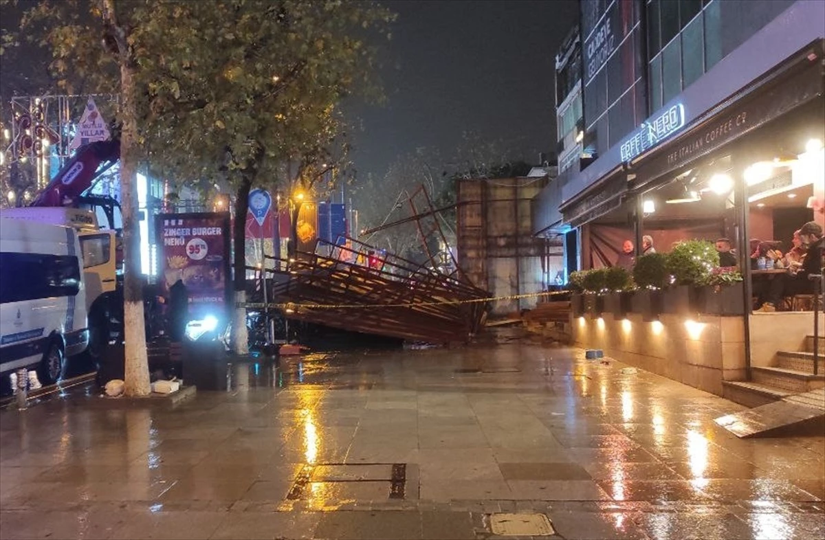 İstanbul\'da şiddetli rüzgarın etkisiyle güvenlik paneli yola devrildi