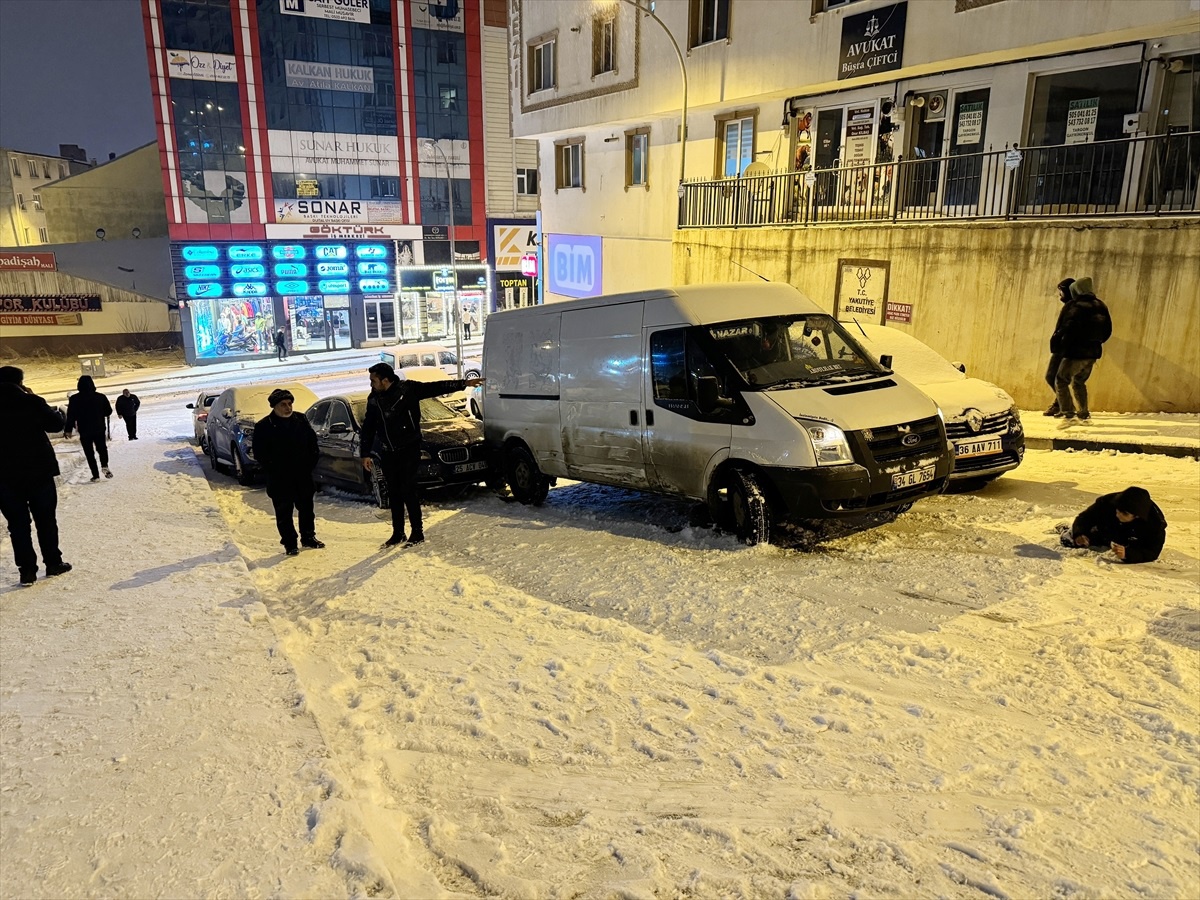 Erzurum\'da Kar Yağışı Sonucu Zincirleme Kaza