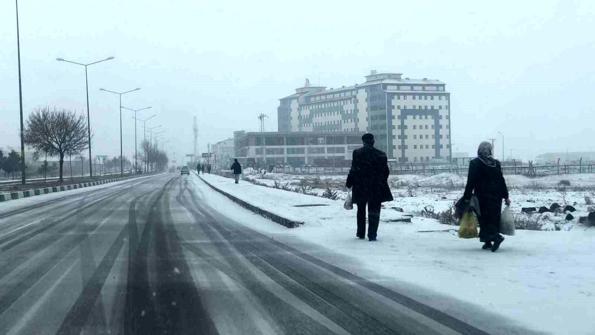 Kars\'ta Kar Yağışı Hayatı Olumsuz Etkiliyor