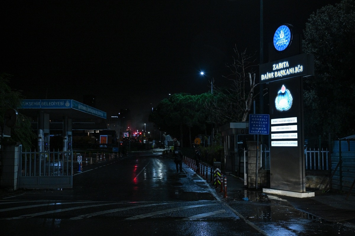 Kartal\'daki İBB malzeme deposunda yangın çıktı