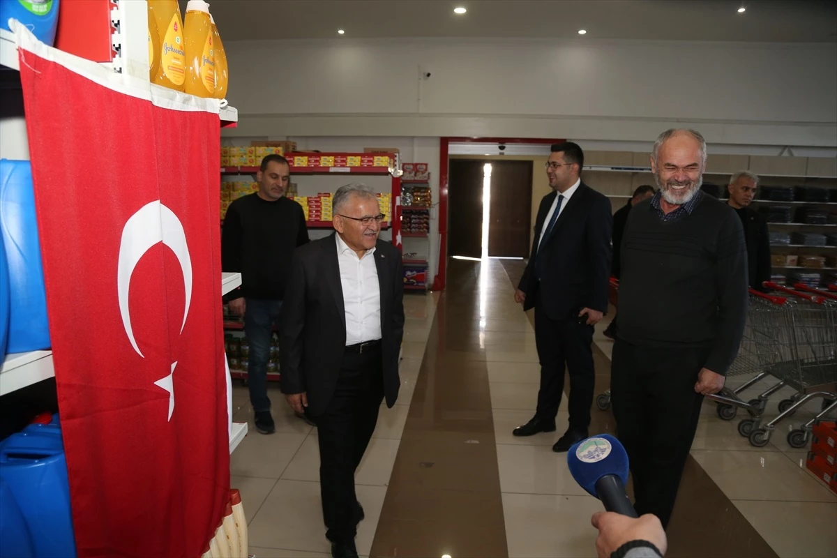 Kayseri Büyükşehir Belediye Başkanı Memduh Büyükkılıç, Erciyes Feneri Sosyal Yardımlaşma ve Dayanışma Derneği marketini ziyaret etti
