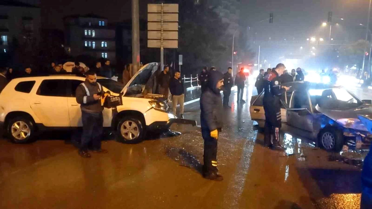Kırıkkale\'de kafa kafaya çarpışan otomobillerde 2\'si çocuk 9 kişi yaralandı