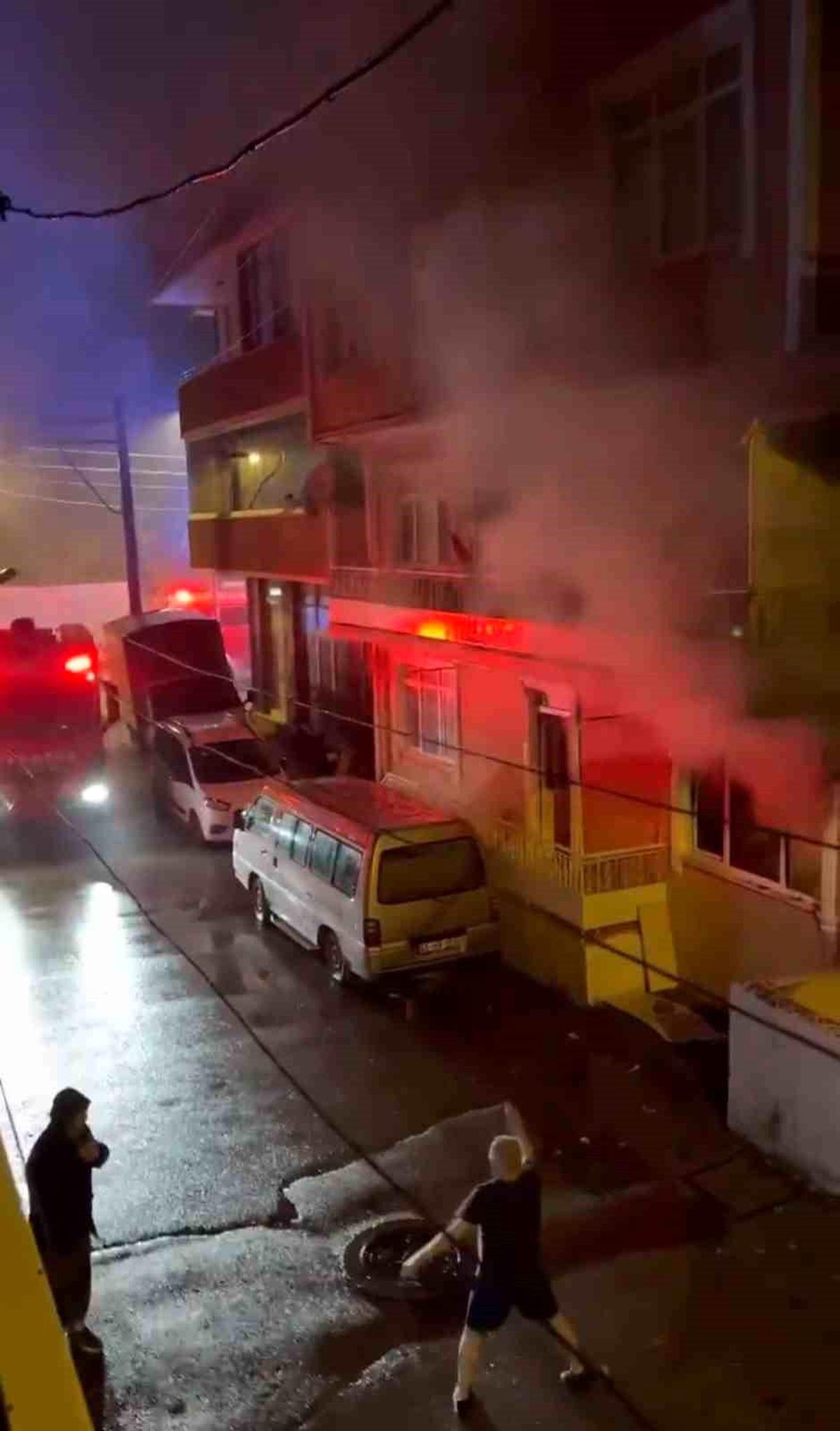 İzmit\'te 5 katlı binada yangın çıktı, mahsur kalan kadın kurtarıldı