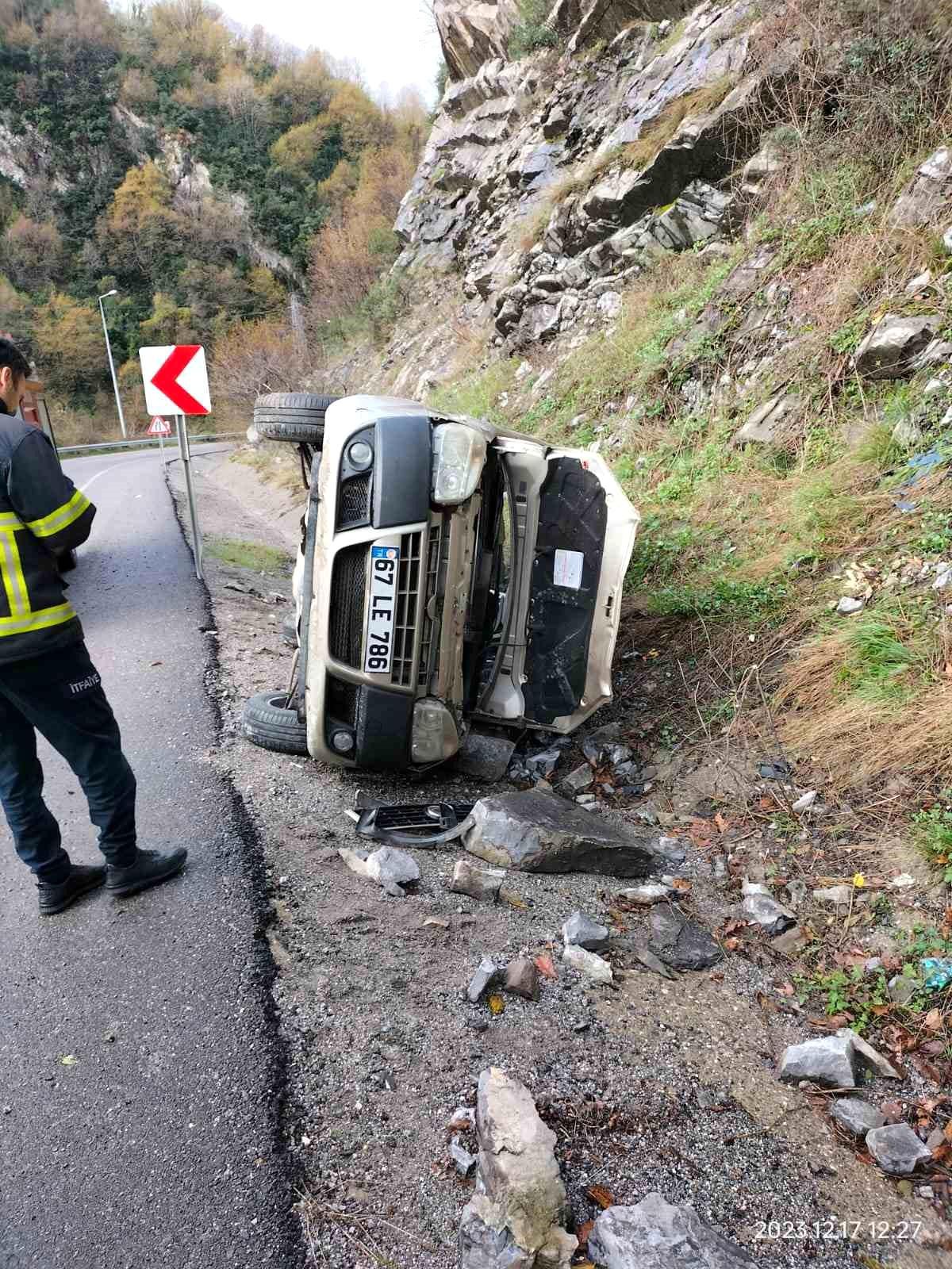 Zonguldak\'ta hafif ticari araç devrildi, 2 kişi yaralandı