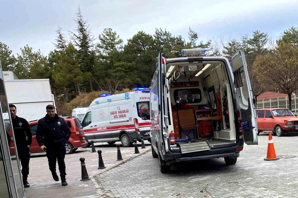 Konya\'da depo kapısı işçinin üzerine düştü, yaralı hastaneye kaldırıldı