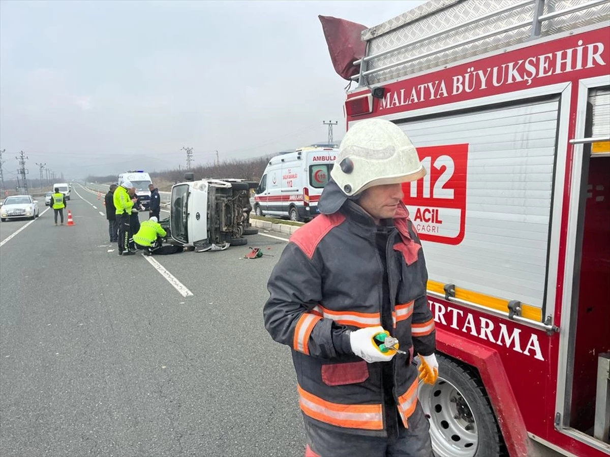 Malatya\'da kamyonet devrildi, 2 kişi yaralandı