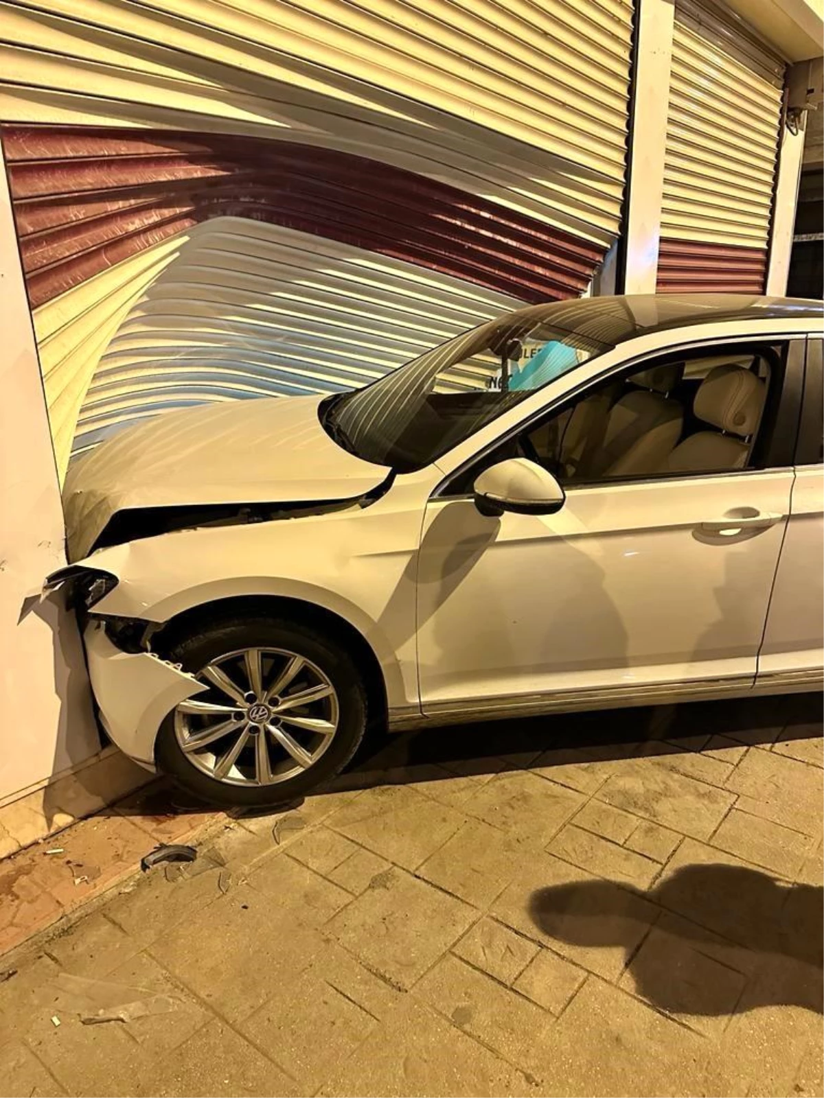 Mardin\'de otomobil dükkana daldı