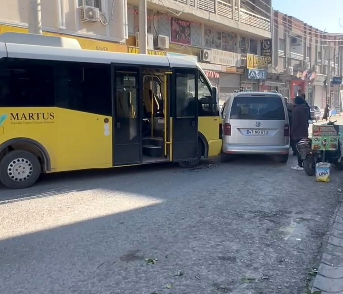 Mardin\'de minibüs ile hafif ticari araç çarpıştı