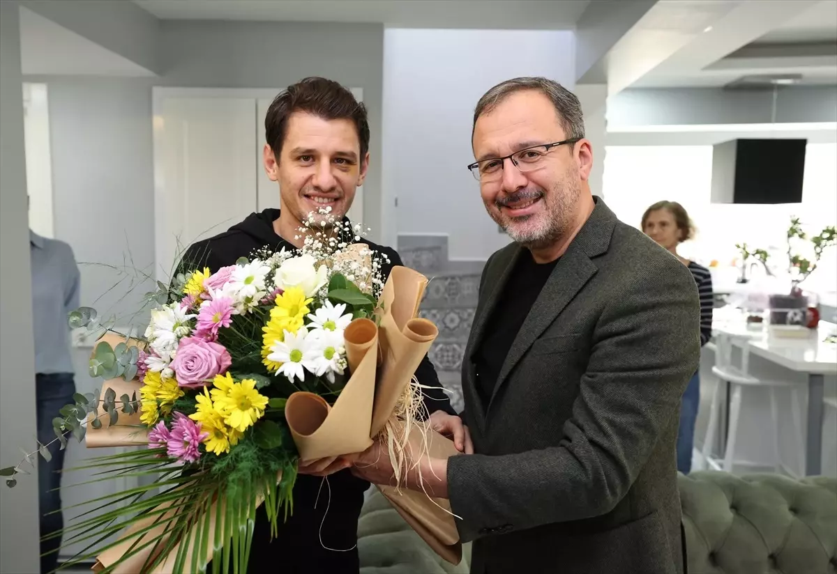 Mehmet Muharrem Kasapoğlu, saldırıya uğrayan hakemi ziyaret etti