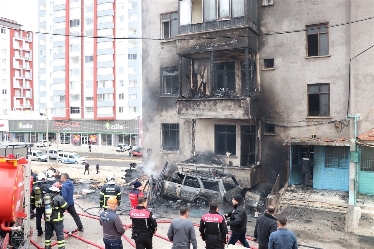 Niğde\'de çöp yığınında çıkan yangında otomobil ve apartman zarar gördü