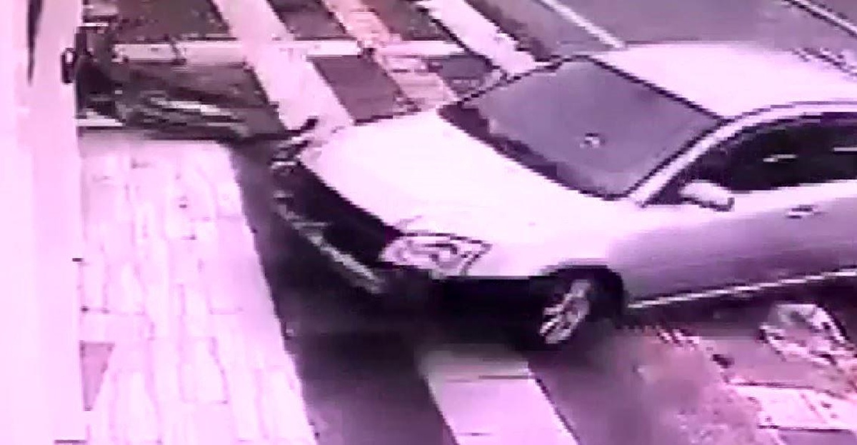 Sivas\'ta otomobilin iş yerine çarpma anı güvenlik kamerasına yansıdı