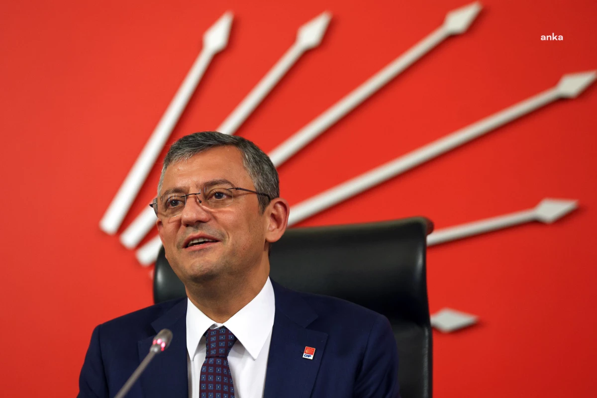 CHP Genel Başkanı Özgür Özel, Eczacıbaşı Dynavit ve VakıfBank\'ı tebrik etti