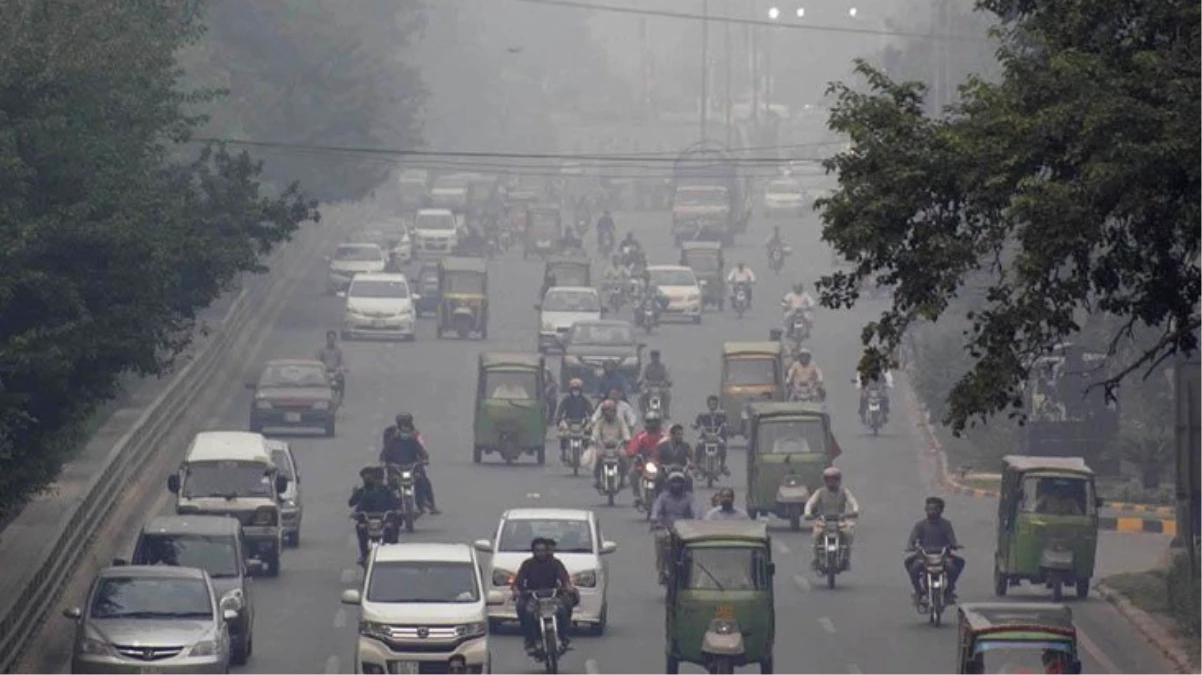 Pakistan\'da hava kirliliğinin azaltılması için yapay yağmur yağdırdılar