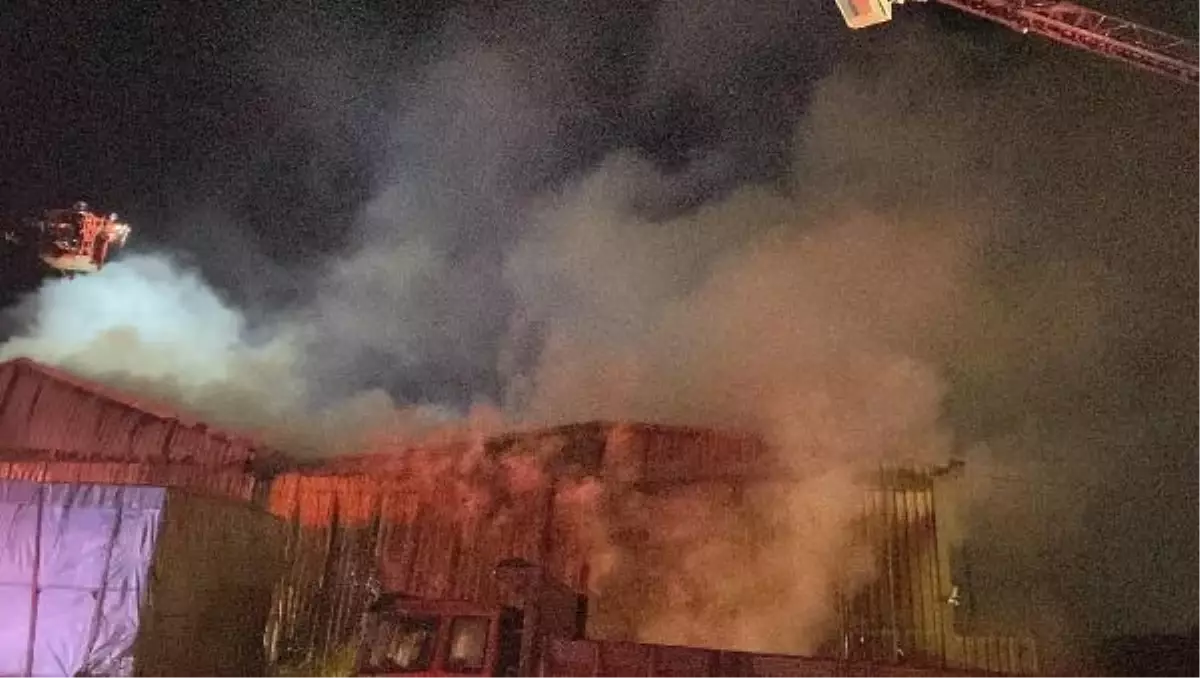 Çayırova'da ahşap palet deposunda yangın çıktı