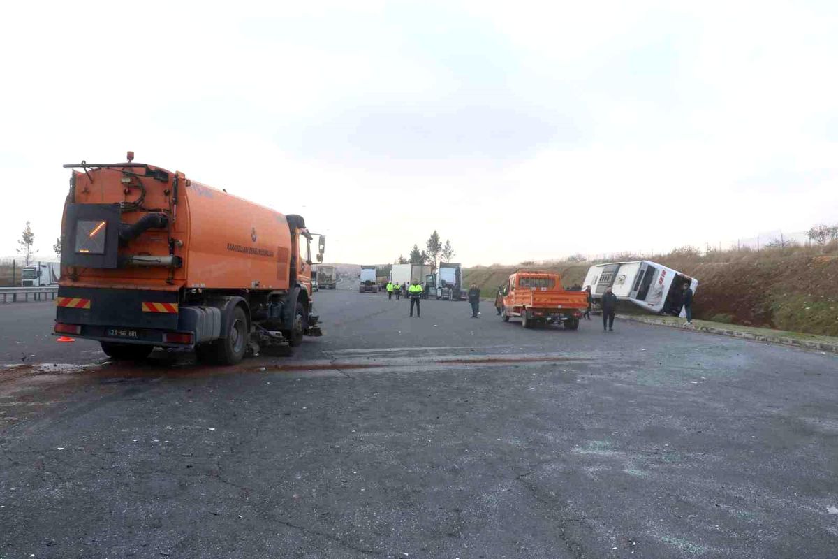 Şanlıurfa\'da otobüs tırla çarpıştı: 10 yaralı