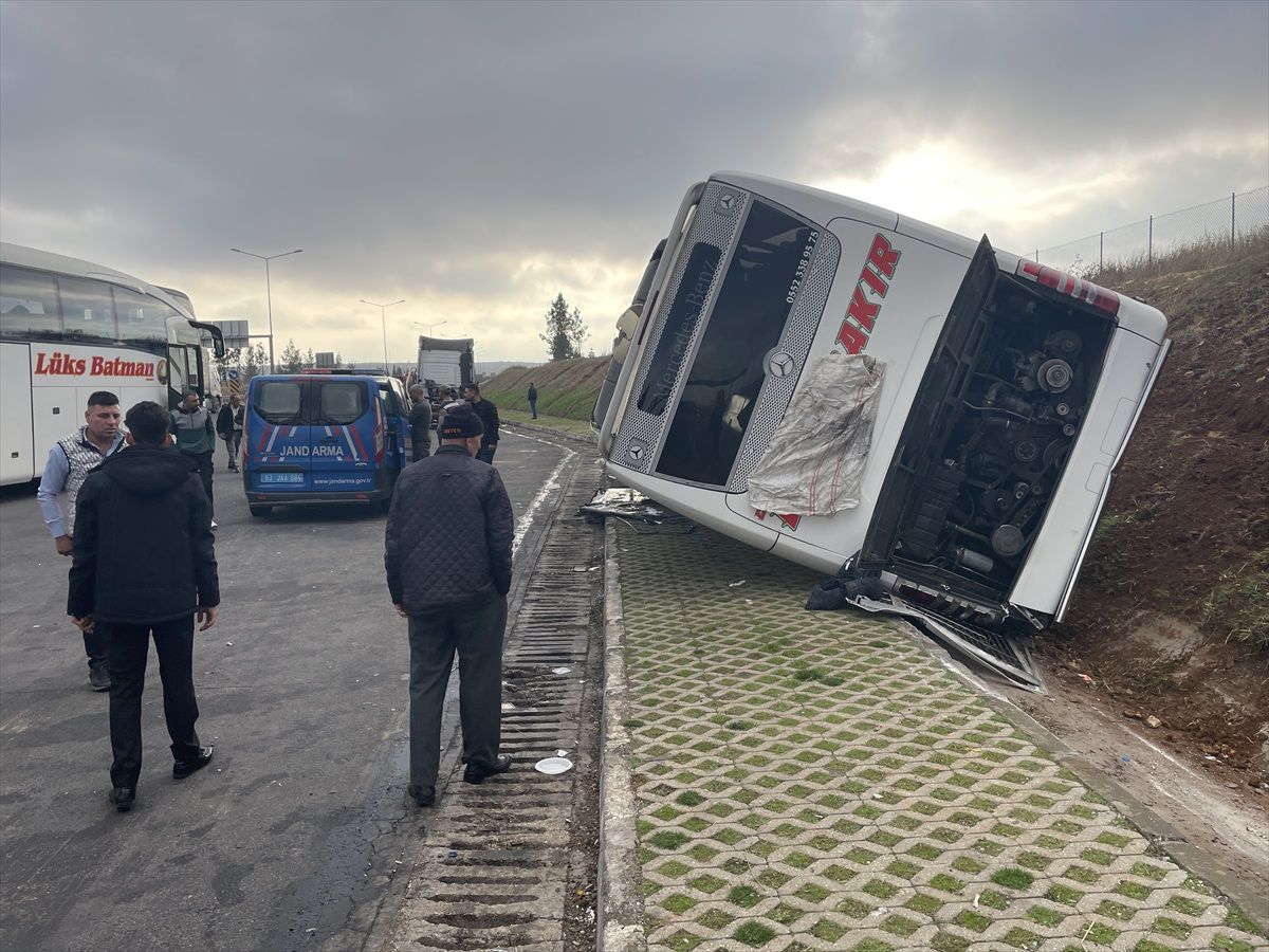 Şanlıurfa\'da otobüs-tır çarpışması: 5 yaralı