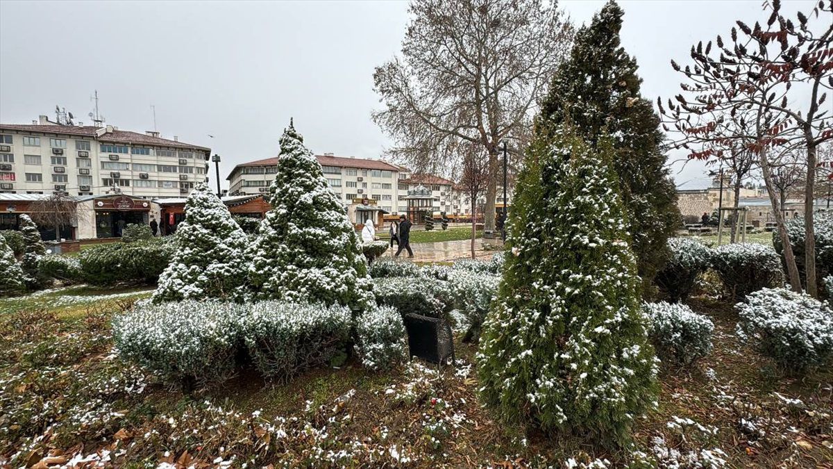 Sivas\'ta kar yağışı etkili oluyor
