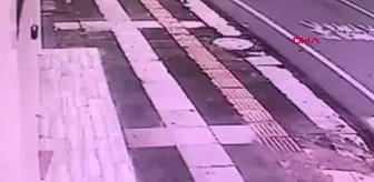 Sivas'ta sağanak nedeniyle otomobil iş yerine çarptı