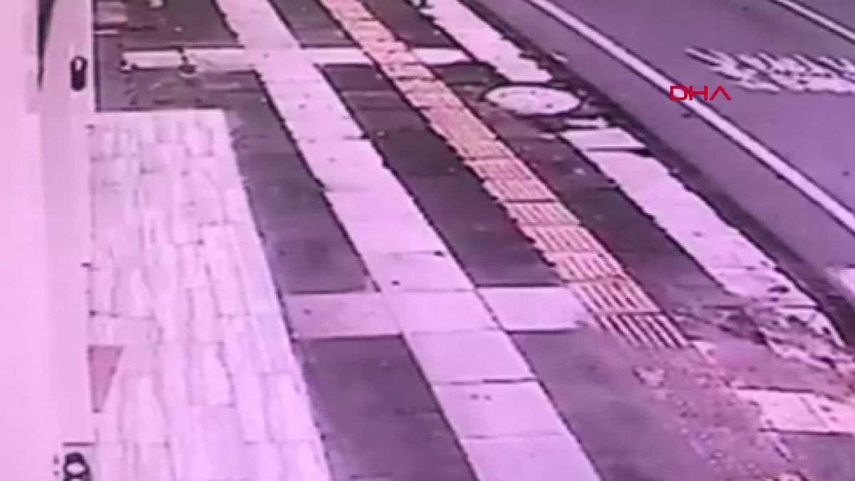 Sivas'ta sağanak nedeniyle otomobil iş yerine çarptı