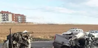 Eskişehir'de tramvay direğine çarpan otomobil ikiye bölündü