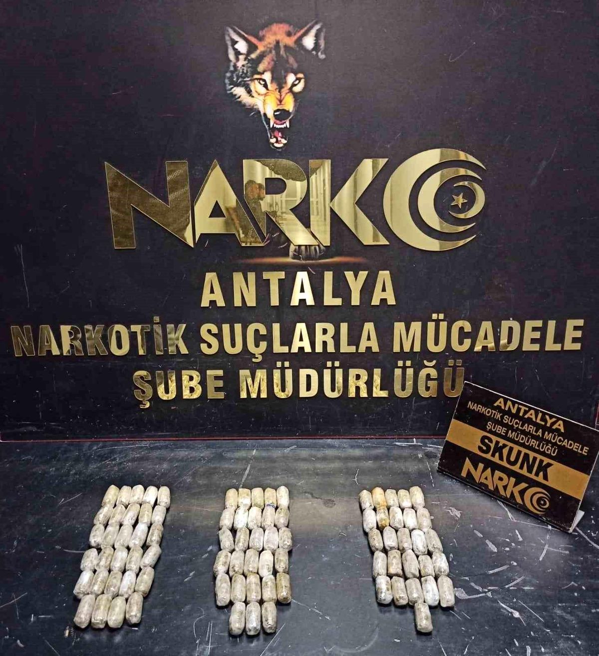 Antalya\'da 4 Kilogram Esrar Ele Geçirildi, 3 Kişi Tutuklandı