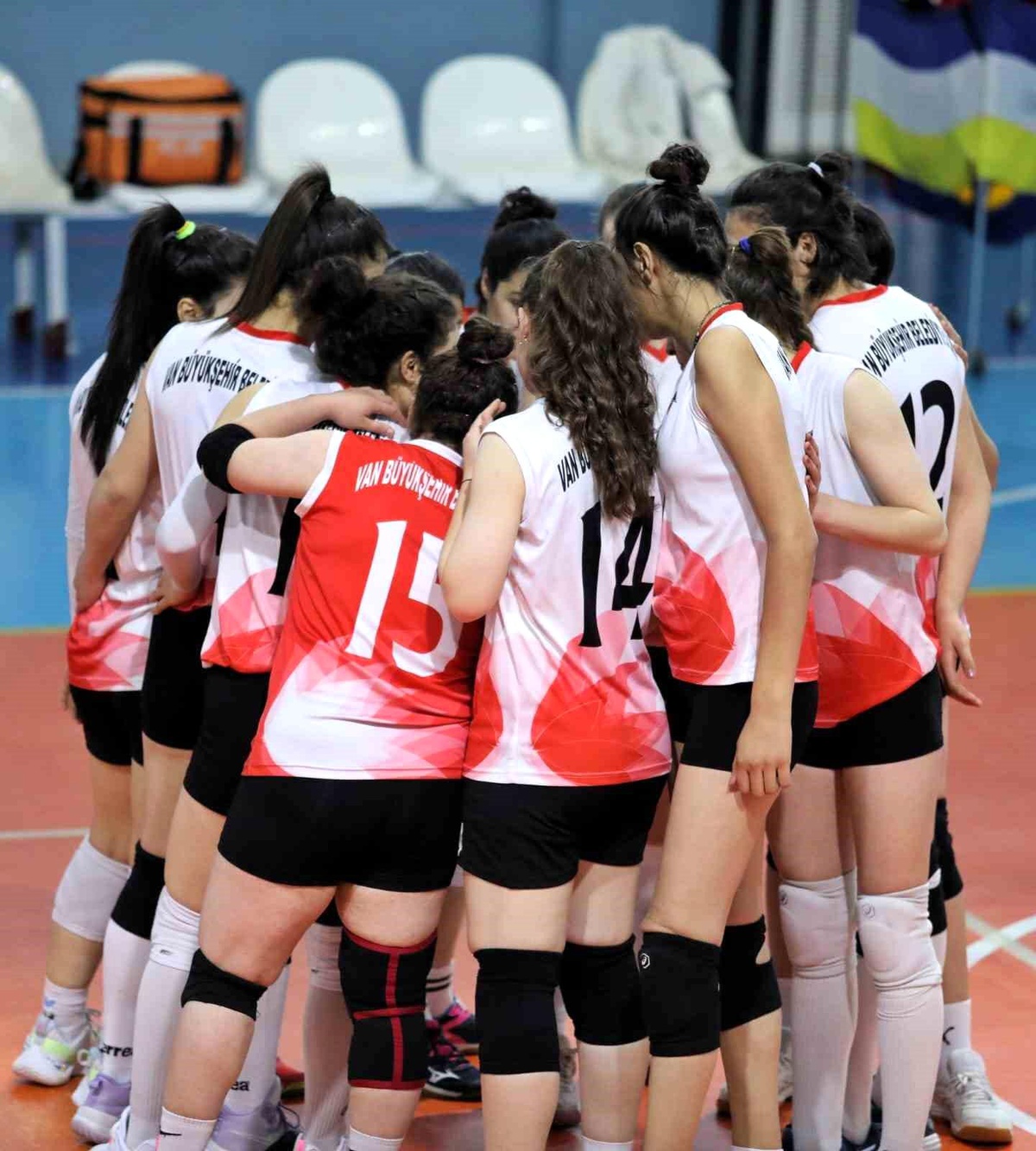 Van Büyükşehir Belediyespor Kadın Voleybol Takımı 6 puanla galip ayrıldı