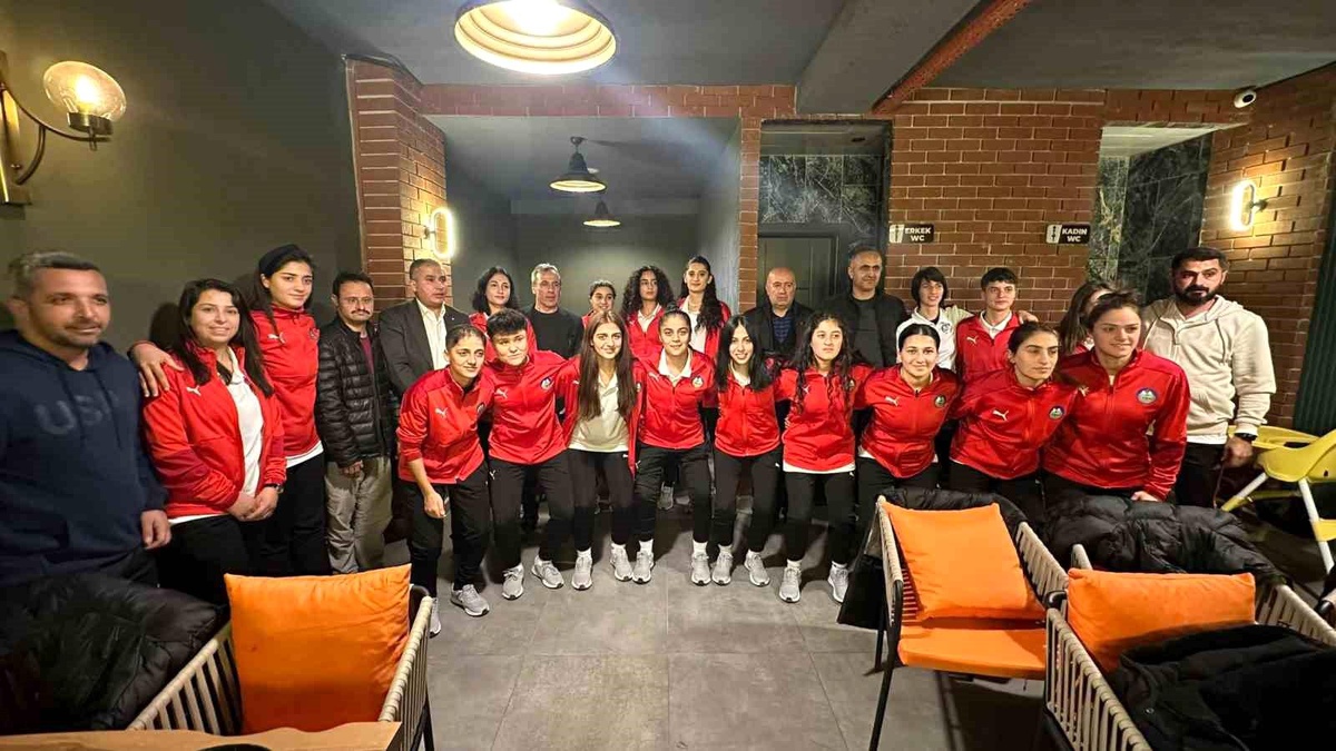 Yüksekova Belediyespor Kadın Futbol Takımı Yemekte Buluştu