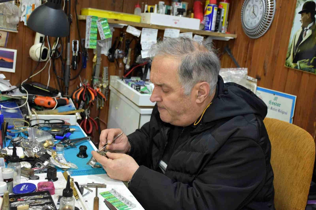 Hendek\'te 47 yıldır saat tamirciliği yapan tek kişi