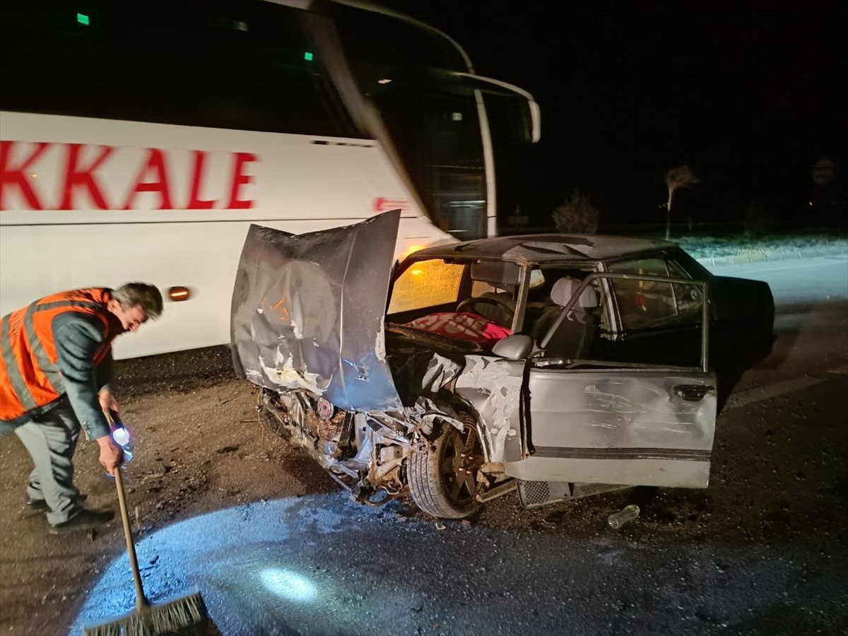 Afyonkarahisar\'da trafik kazası: 3 kişi yaralandı