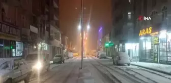 Ağrı'da etkili olan kar Patnos'u beyaza bürüdü