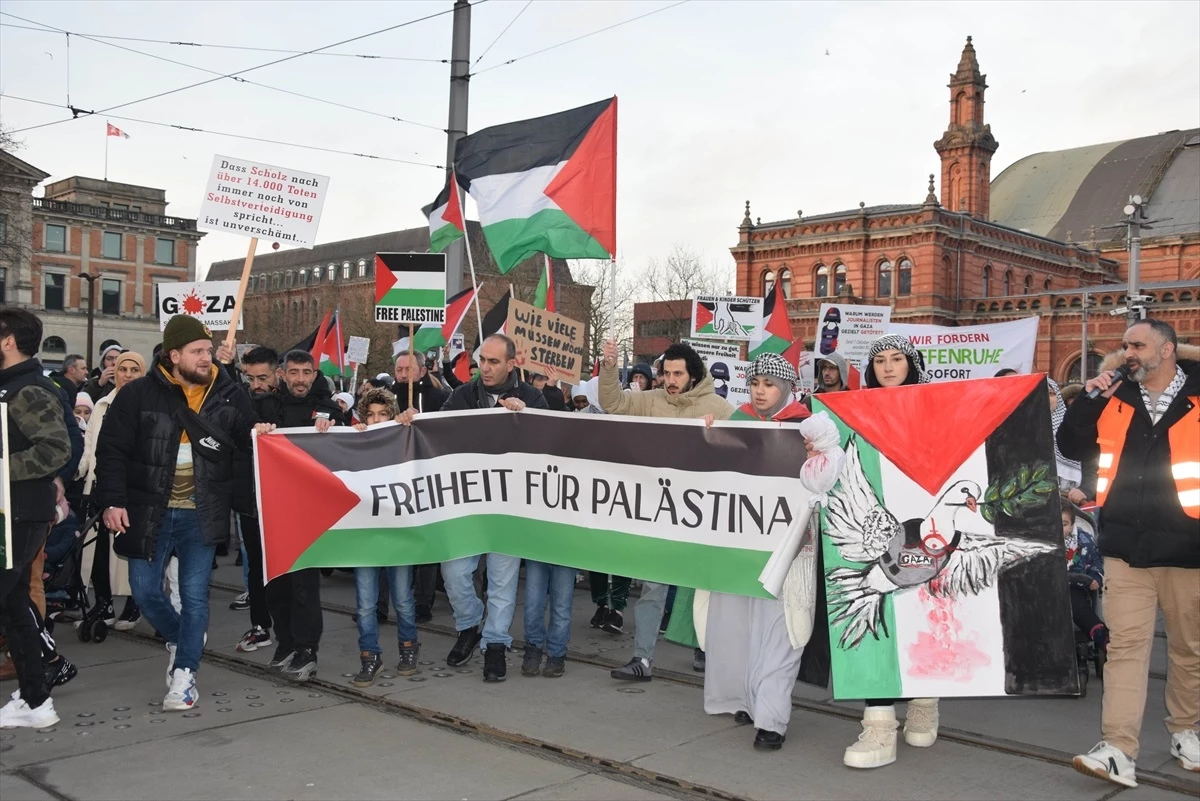 Almanya\'da İsrail\'in Gazze\'ye yönelik saldırıları protesto edildi
